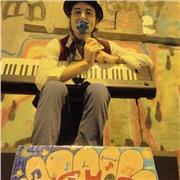 Artista di strada offre lezioni di pianoforte